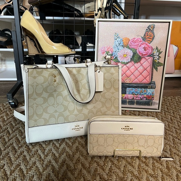 🔥🔥 Beautiful Coach Signature Tote Bag/ crossbody and matching wallet - Picture 6 of 14